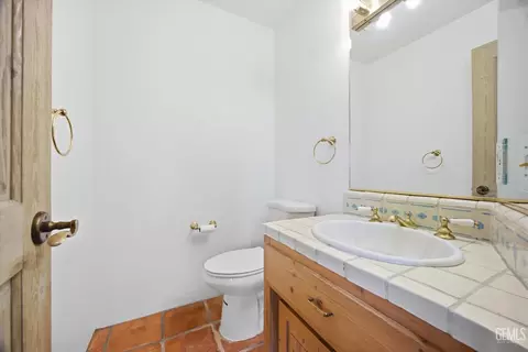Bath - 28221 Cumberland Rd, Tehachapi, CA 93561 photo 5 of 9