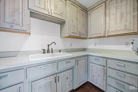 Kitchen - 28221 Cumberland Rd, Tehachapi, CA 93561 photo 10 of 10