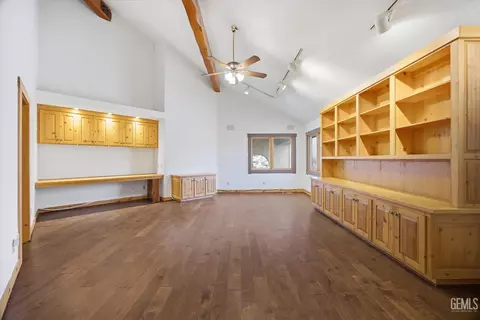 Living - 28221 Cumberland Rd, Tehachapi, CA 93561 photo 6 of 10
