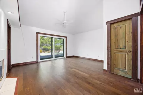 Living - 28221 Cumberland Rd, Tehachapi, CA 93561 photo 4 of 10
