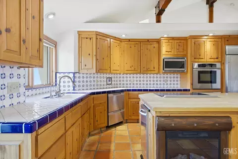 Kitchen - 28221 Cumberland Rd, Tehachapi, CA 93561 photo 3 of 10
