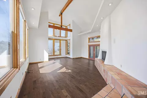 Living - 28221 Cumberland Rd, Tehachapi, CA 93561 photo 2 of 10