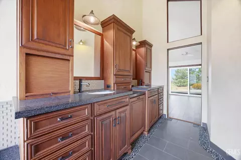 Bath - 28221 Cumberland Rd, Tehachapi, CA 93561 photo 4 of 9