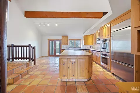 Kitchen - 28221 Cumberland Rd, Tehachapi, CA 93561 photo 1 of 10