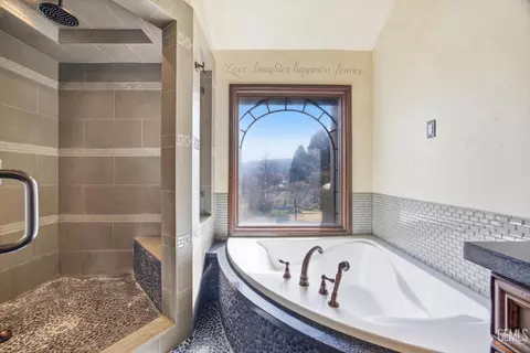 Bath - 28221 Cumberland Rd, Tehachapi, CA 93561 photo 2 of 9