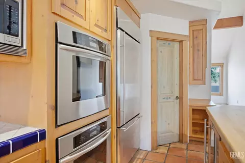 Kitchen - 28221 Cumberland Rd, Tehachapi, CA 93561 photo 8 of 10