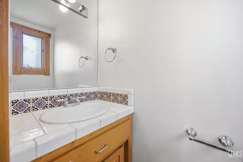Bath - 28221 Cumberland Rd, Tehachapi, CA 93561 photo 6 of 9