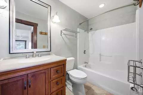 Bath - 28221 Cumberland Rd, Tehachapi, CA 93561 photo 9 of 9