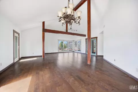 Living - 28221 Cumberland Rd, Tehachapi, CA 93561 photo 8 of 10