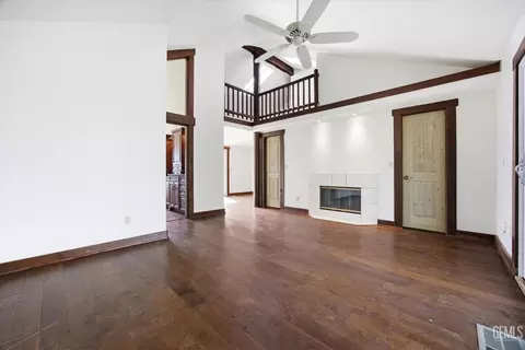Living - 28221 Cumberland Rd, Tehachapi, CA 93561 photo 5 of 10