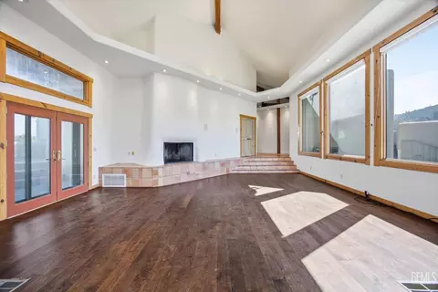 Living - 28221 Cumberland Rd, Tehachapi, CA 93561 photo 3 of 10