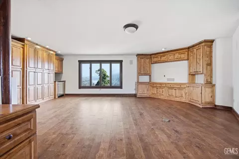 Living - 28221 Cumberland Rd, Tehachapi, CA 93561 photo 7 of 10