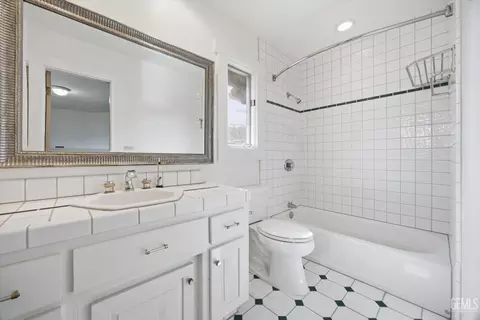 Bath - 28221 Cumberland Rd, Tehachapi, CA 93561 photo 8 of 9