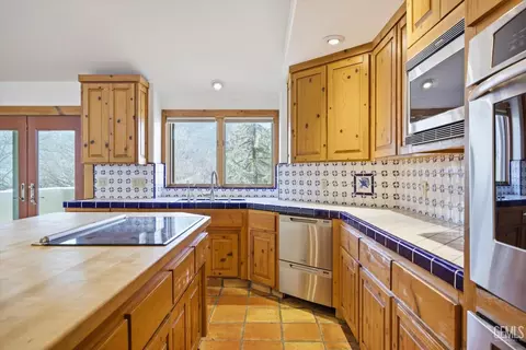 Kitchen - 28221 Cumberland Rd, Tehachapi, CA 93561 photo 7 of 10