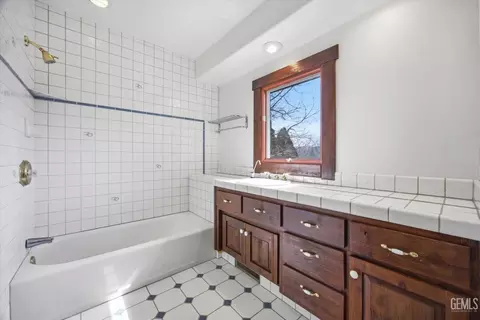 Bath - 28221 Cumberland Rd, Tehachapi, CA 93561 photo 7 of 9