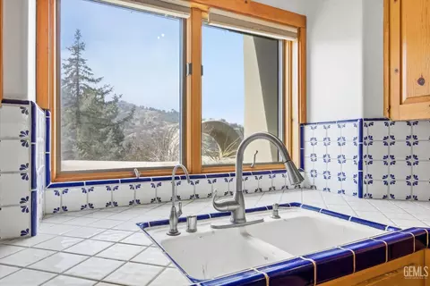 Kitchen - 28221 Cumberland Rd, Tehachapi, CA 93561 photo 5 of 10