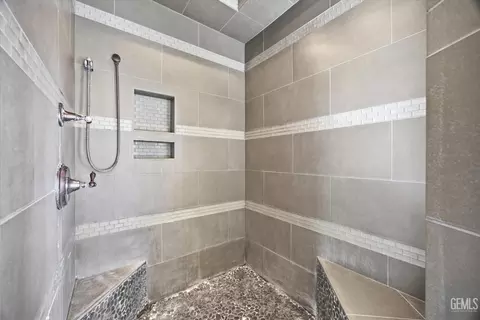 Bath - 28221 Cumberland Rd, Tehachapi, CA 93561 photo 3 of 9