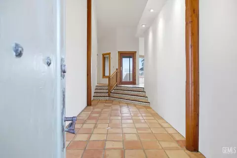 Entry Way - 28221 Cumberland Rd, Tehachapi, CA 93561 photo 1 of 4