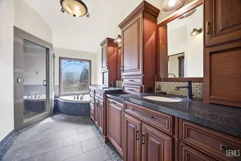 Bath - 28221 Cumberland Rd, Tehachapi, CA 93561 photo 1 of 9