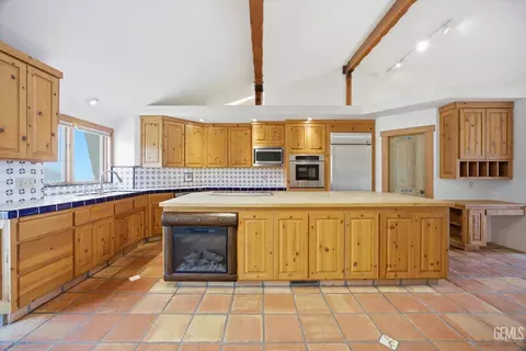 Kitchen - 28221 Cumberland Rd, Tehachapi, CA 93561 photo 4 of 10