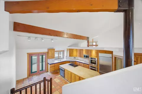 Kitchen - 28221 Cumberland Rd, Tehachapi, CA 93561 photo 9 of 10