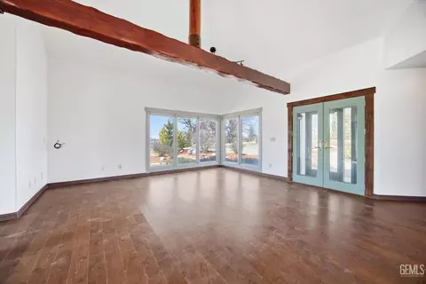 Living - 28221 Cumberland Rd, Tehachapi, CA 93561 photo 9 of 10