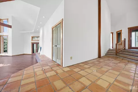 Entry Way - 28221 Cumberland Rd, Tehachapi, CA 93561 photo 2 of 4