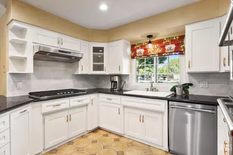 Kitchen - 2017 Renfro Rd, Bakersfield, CA 93314 photo 3 of 4