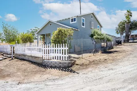 Exterior - 113 Q St, Taft, CA 93268 photo 3 of 8