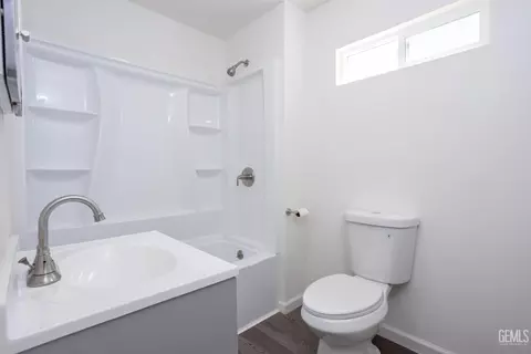 Bath - 113 Q St, Taft, CA 93268 photo 1 of 5