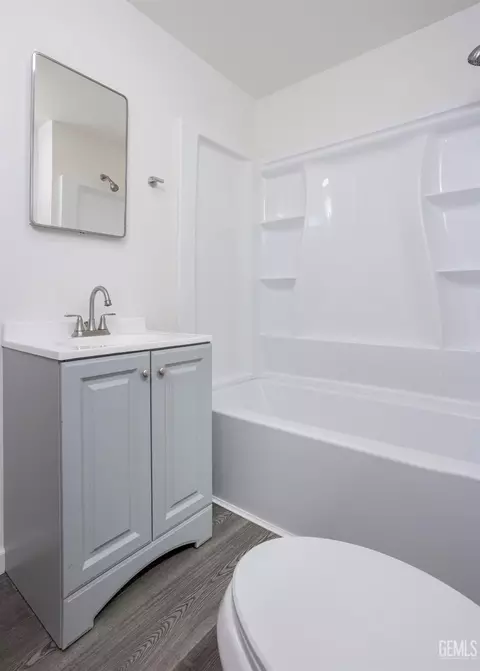 Bath - 113 Q St, Taft, CA 93268 photo 3 of 5