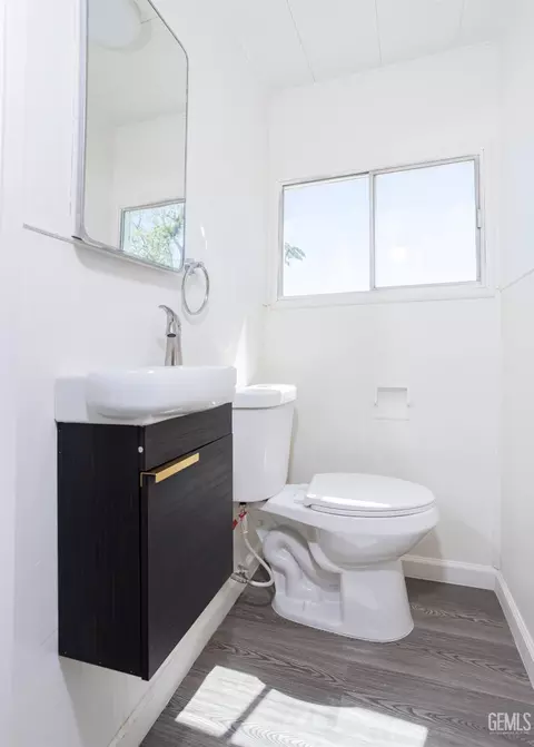 Bath - 113 Q St, Taft, CA 93268 photo 5 of 5