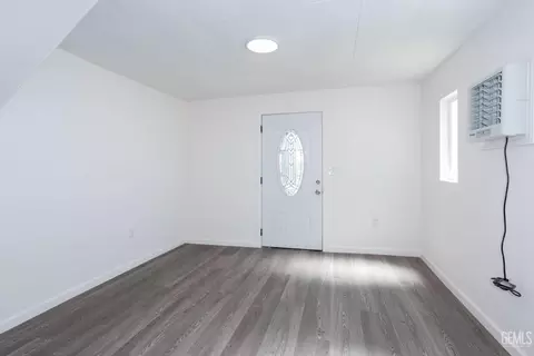 Living - 113 Q St, Taft, CA 93268 photo 1 of 3