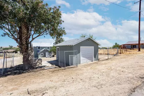Exterior - 113 Q St, Taft, CA 93268 photo 5 of 8
