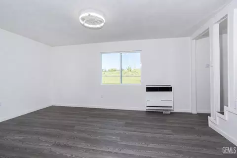Living - 113 Q St, Taft, CA 93268 photo 2 of 3
