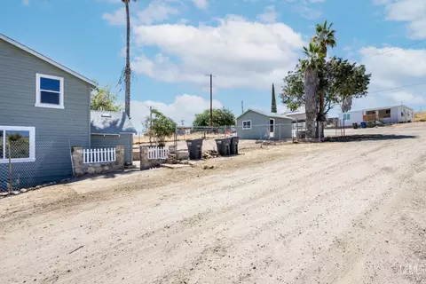 Exterior - 113 Q St, Taft, CA 93268 photo 4 of 8