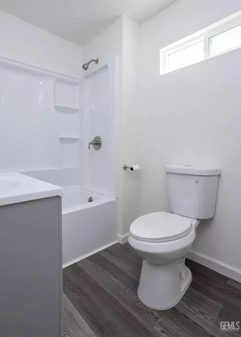 Bath - 113 Q St, Taft, CA 93268 photo 4 of 5