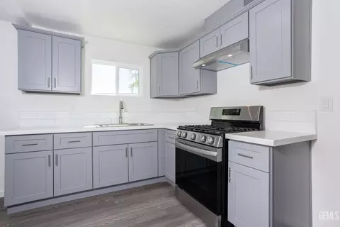 Kitchen - 113 Q St, Taft, CA 93268 photo 2 of 2