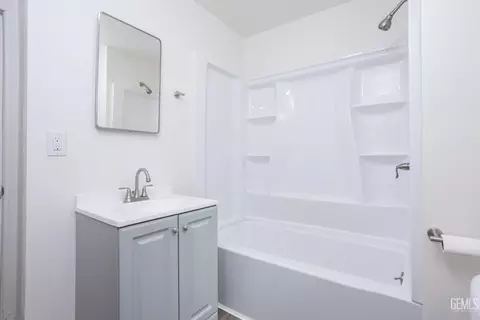 Bath - 113 Q St, Taft, CA 93268 photo 2 of 5