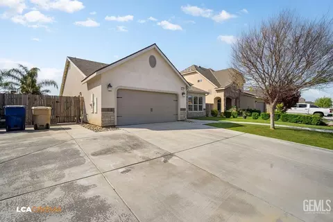 Exterior - 5401 Twinkle Ln, Bakersfield, CA 93313 photo 3 of 4