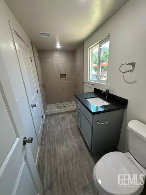 Bath - 11417 Lowe St, Lamont, CA 93241 photo 1 of 3