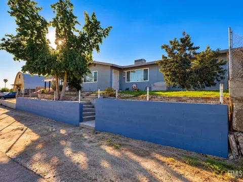 Exterior - 105 F St, Taft, CA 93268 photo 3 of 13