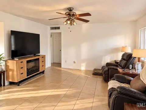 Living - 105 F St, Taft, CA 93268 photo 1 of 5