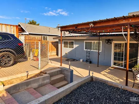 Exterior - 105 F St, Taft, CA 93268 photo 4 of 13