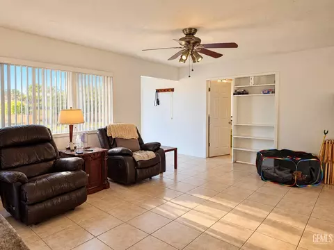 Living - 105 F St, Taft, CA 93268 photo 2 of 5