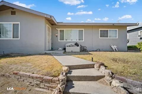 Exterior - 105 F St, Taft, CA 93268 photo 10 of 13