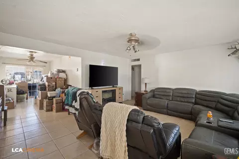 Living - 105 F St, Taft, CA 93268 photo 5 of 5