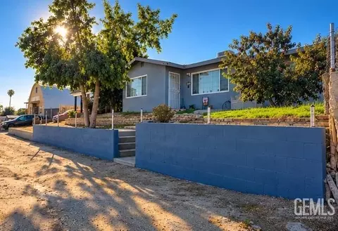 Exterior - 105 F St, Taft, CA 93268 photo 1 of 13