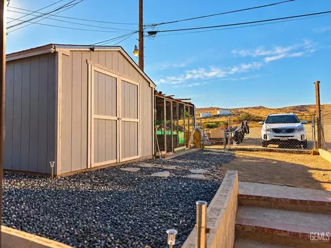Exterior - 105 F St, Taft, CA 93268 photo 5 of 13