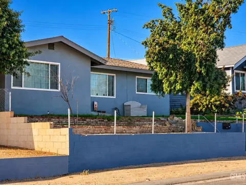 Exterior - 105 F St, Taft, CA 93268 photo 2 of 13